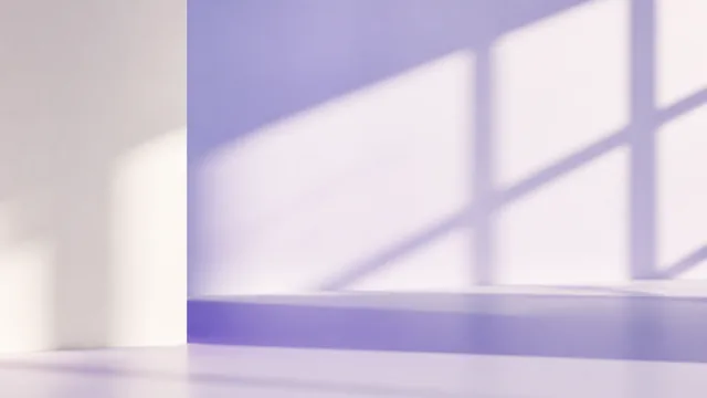 Detalle sereno de luz y sombra sobre una superficie clara