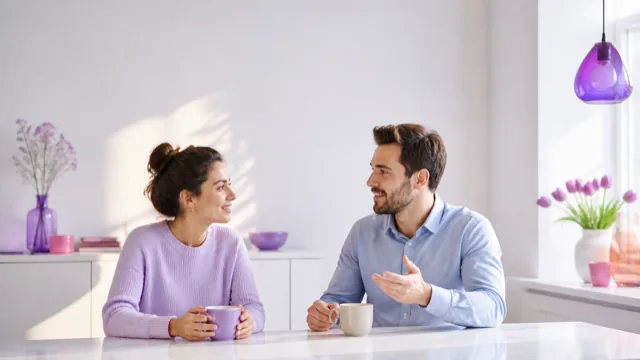 Dos personas decidiendo juntas frente a una mesa luminosa