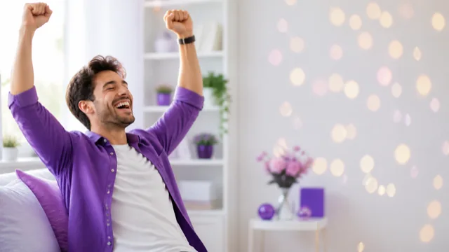 Una persona celebrando en casa después de completar su práctica diaria